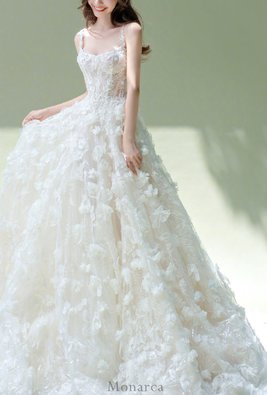 甜美美女图片 Galia Lahav花瓣雨婚纱图片
