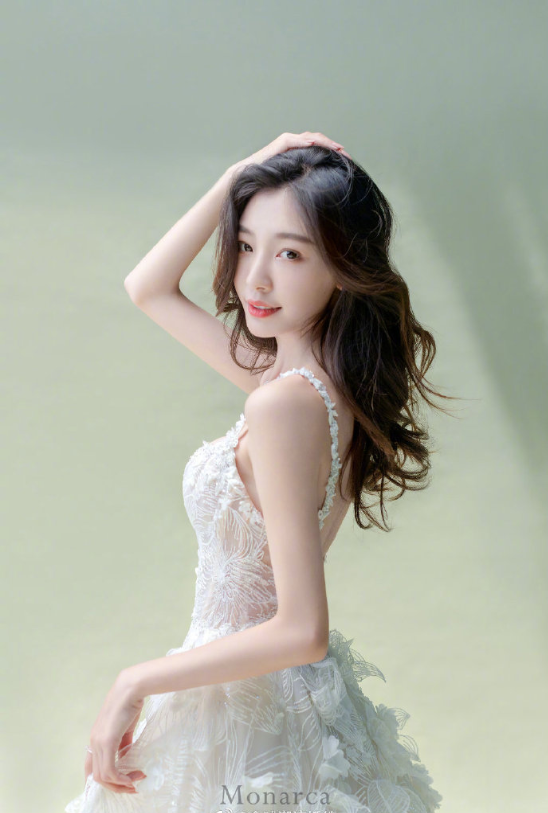 甜美美女图片 Galia Lahav花瓣雨婚纱图片