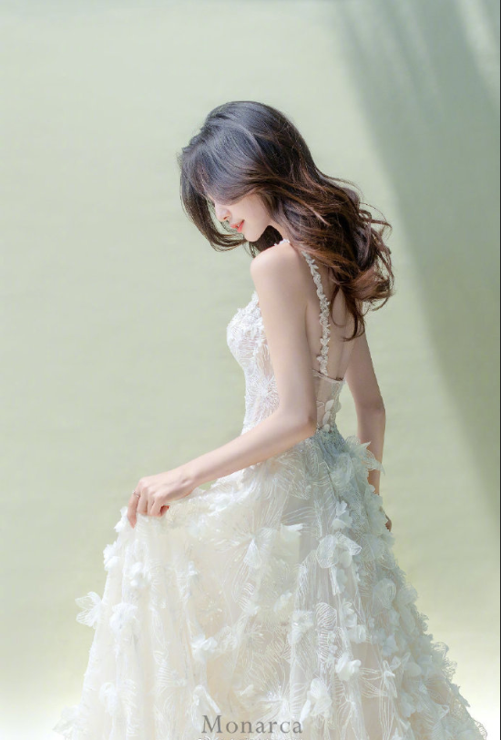 甜美美女图片 Galia Lahav花瓣雨婚纱图片