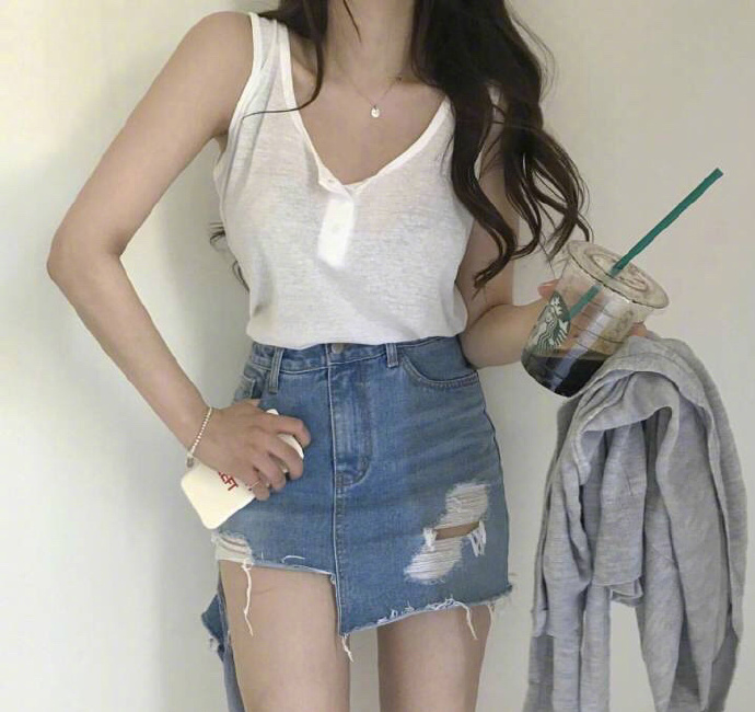 甜美美女小性感的夏日穿搭参考
