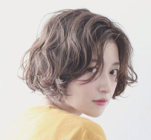 夏日美女显瘦短发发型图片