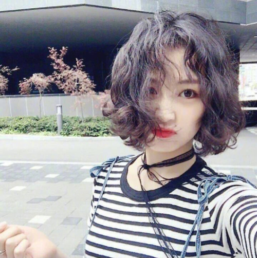 夏日美女显瘦短发发型图片