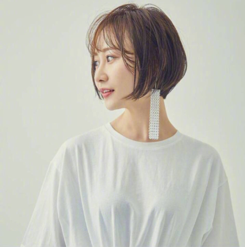 夏日美女显瘦短发发型图片