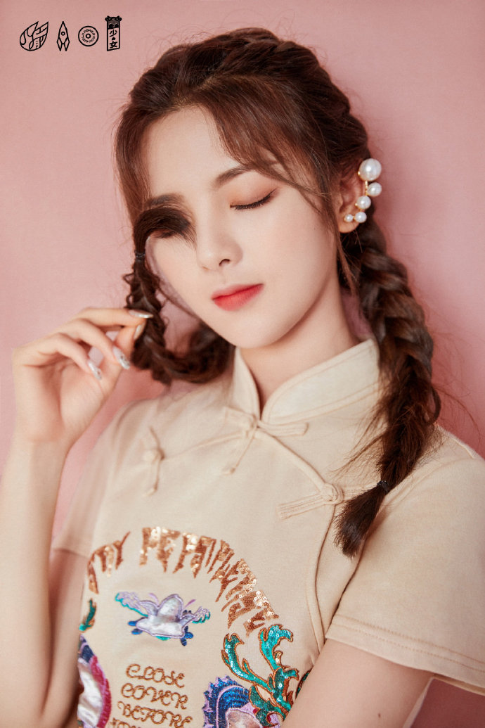 中国美女图片 火箭少女101成员杨超越复古旗袍图