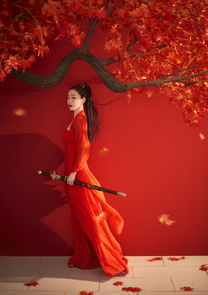 中国美女图片 江苏美女明星宣璐红衣女侠装图片