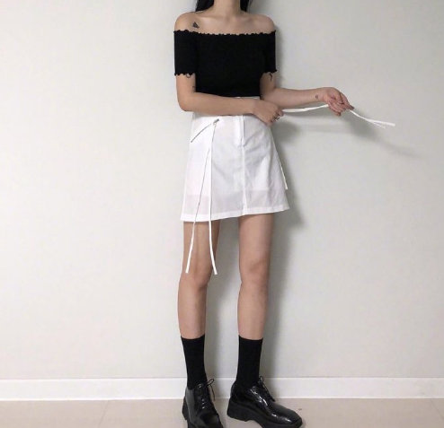 超显腿长的黑色系穿搭图片 个性美女图片