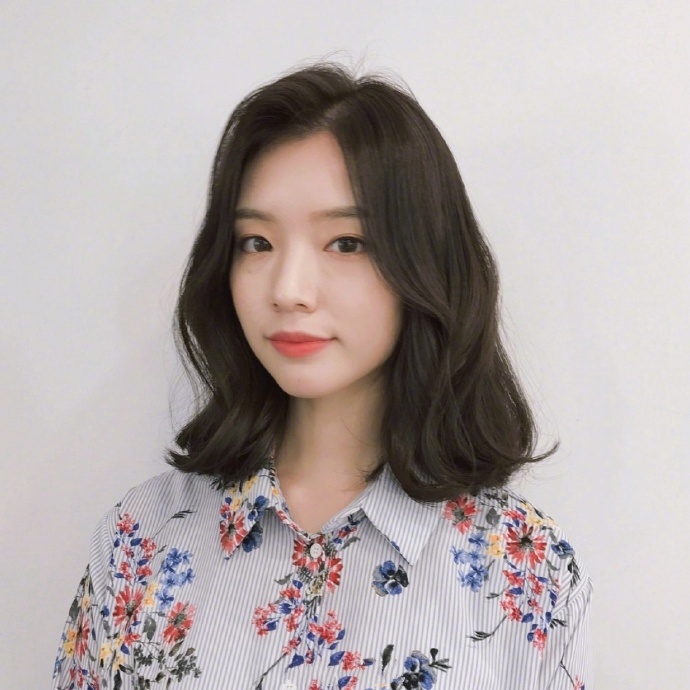 超减龄发型 中长发美女图片