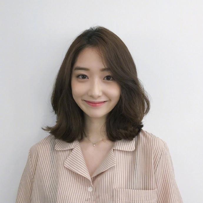 超减龄发型 中长发美女图片