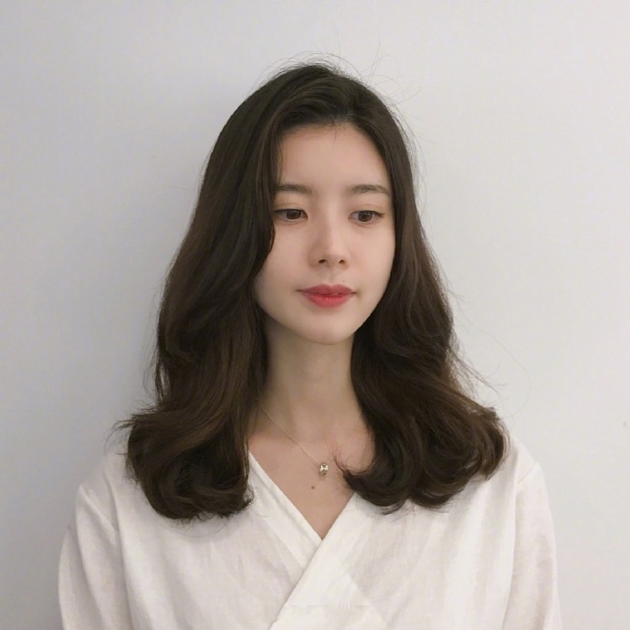 超减龄发型 中长发美女图片
