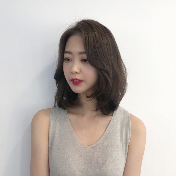 超减龄发型 中长发美女图片