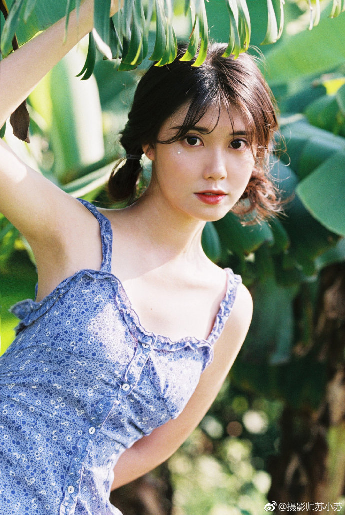 蓝色碎花裙清纯美女图片
