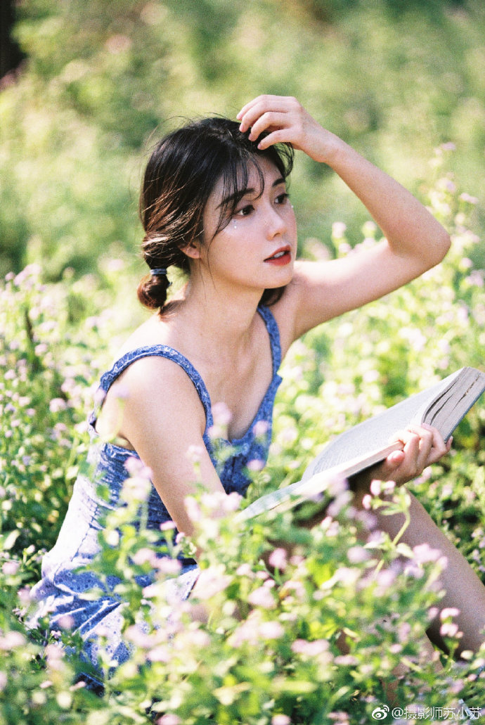 蓝色碎花裙清纯美女图片
