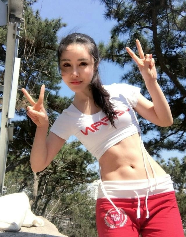 早起健身的好身材美女图片