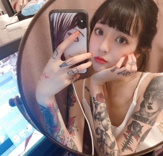 大花臂纹身美女图片 美女自拍照图片