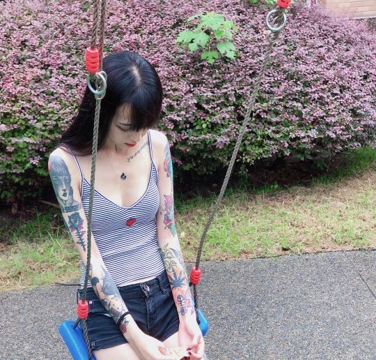 大花臂纹身美女图片 美女自拍照图片
