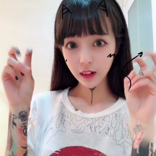大花臂纹身美女图片 美女自拍照图片