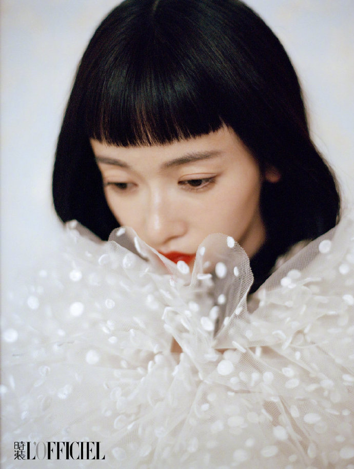 四川美女图片 女明星吴谨言《时装L’OFFICIEL》复