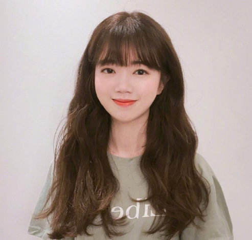 气质美女图片 深色系韩式温柔发型图片