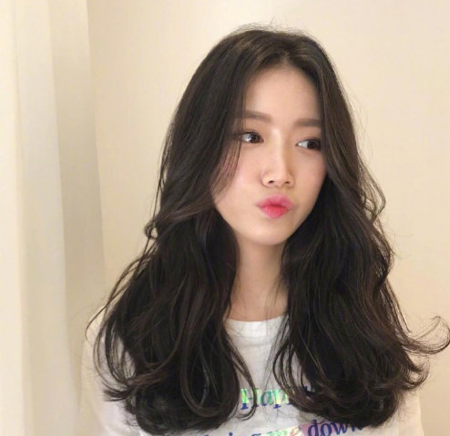 气质美女图片 深色系韩式温柔发型图片
