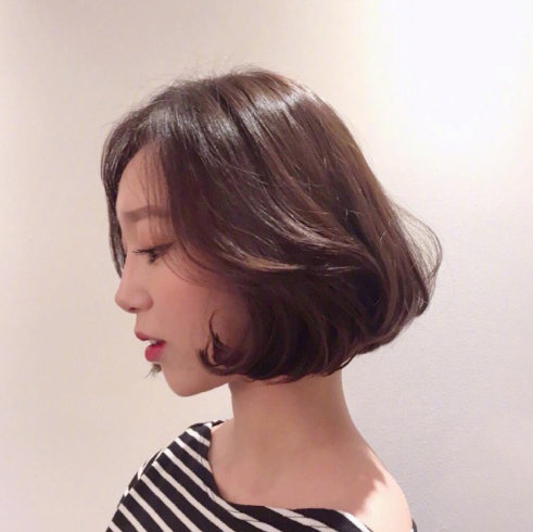 气质美女图片 深色系韩式温柔发型图片