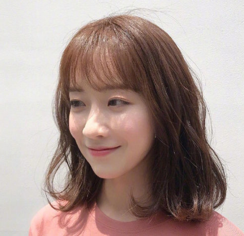 气质美女图片 深色系韩式温柔发型图片