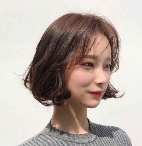 气质美女图片 深色系韩式温柔发型图片