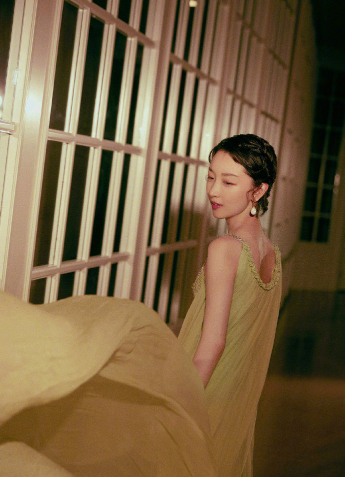 中国美女图片 大陆女明星周冬雨牛油果绿吊带裙
