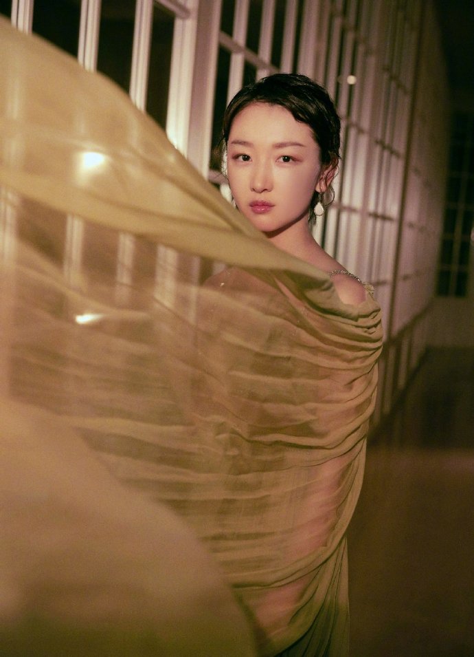 中国美女图片 大陆女明星周冬雨牛油果绿吊带裙
