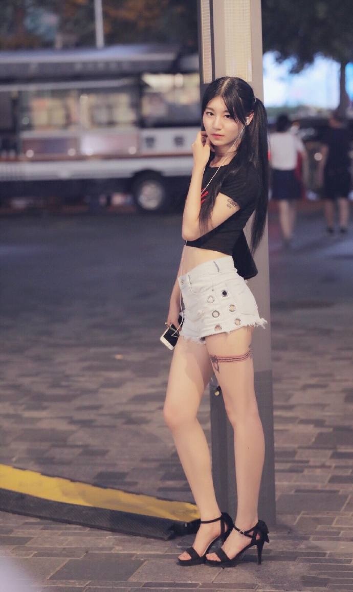 双马尾露小蛮腰的清纯美女图片