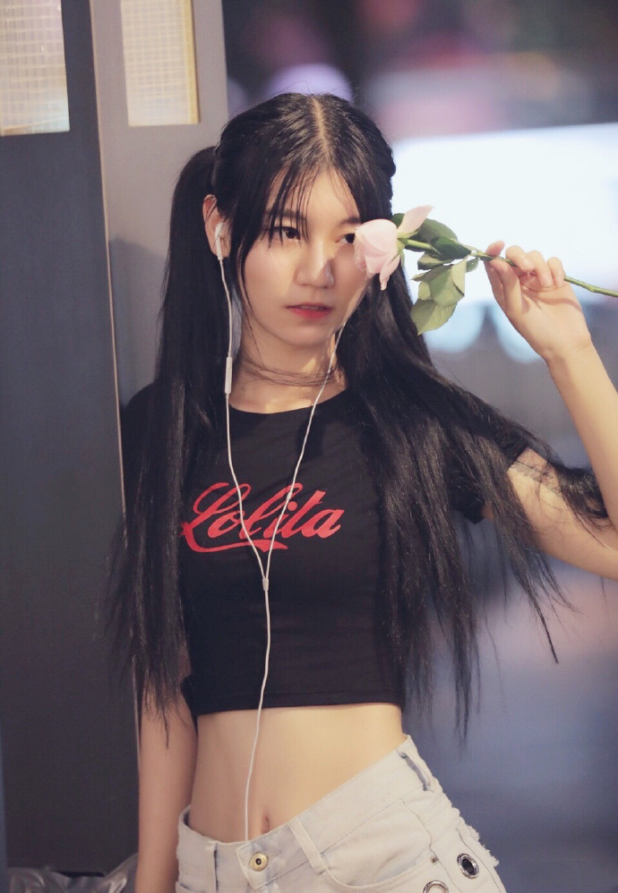 双马尾露小蛮腰的清纯美女图片