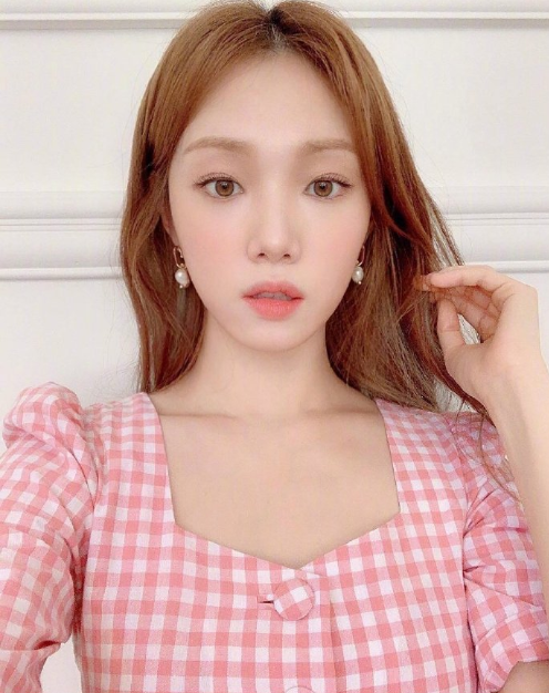 韩国美女图片 韩国女明星李圣经私服穿搭图片