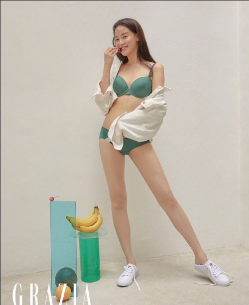 韩国美女图片 女演员李珠妍《GRAZIA》泳装写真图