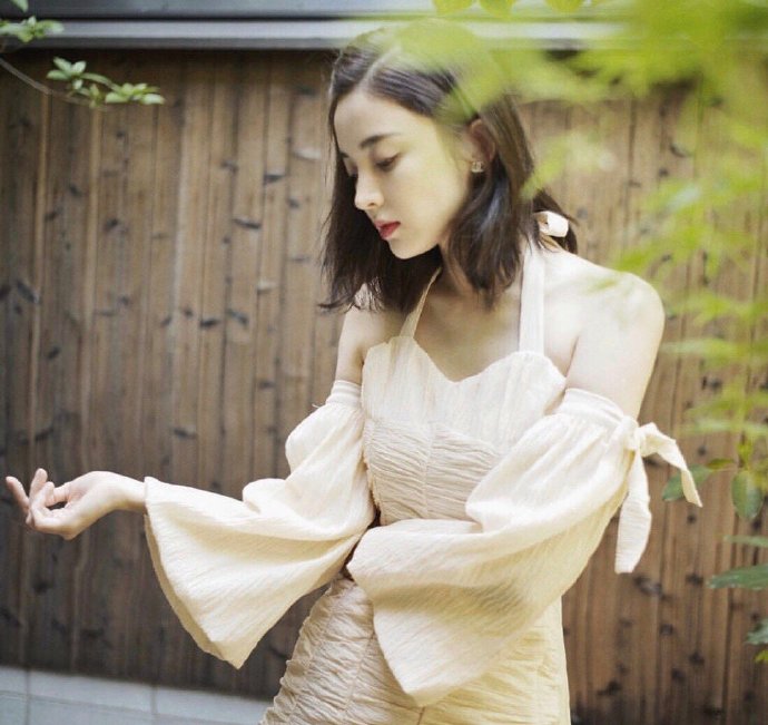 新疆美女图片 内地女明星古力娜扎泡泡袖裙子穿
