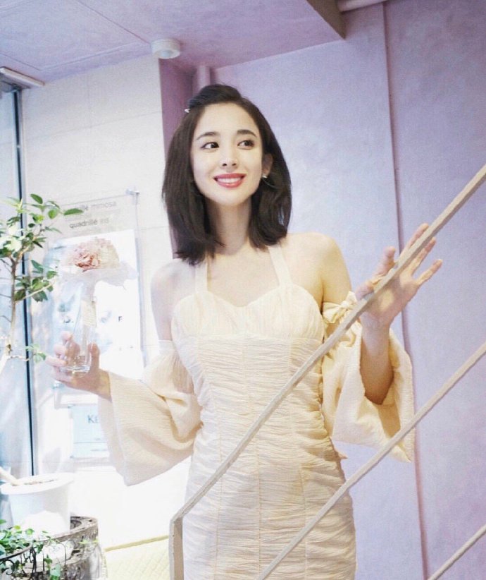 新疆美女图片 内地女明星古力娜扎泡泡袖裙子穿