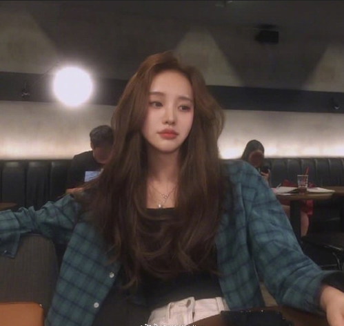 长卷发发型图片 好看的美女图片