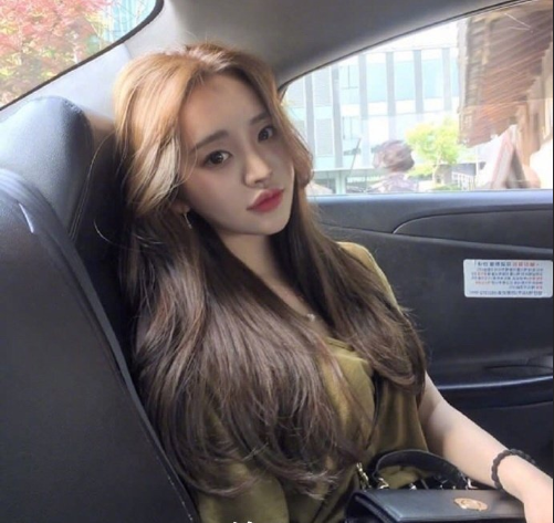 长卷发发型图片 好看的美女图片