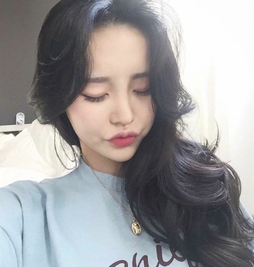 长卷发发型图片 好看的美女图片