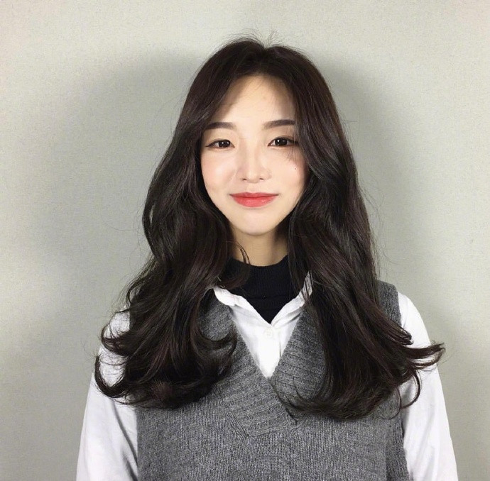 气质美女图片 温柔的长卷发发型图片参考
