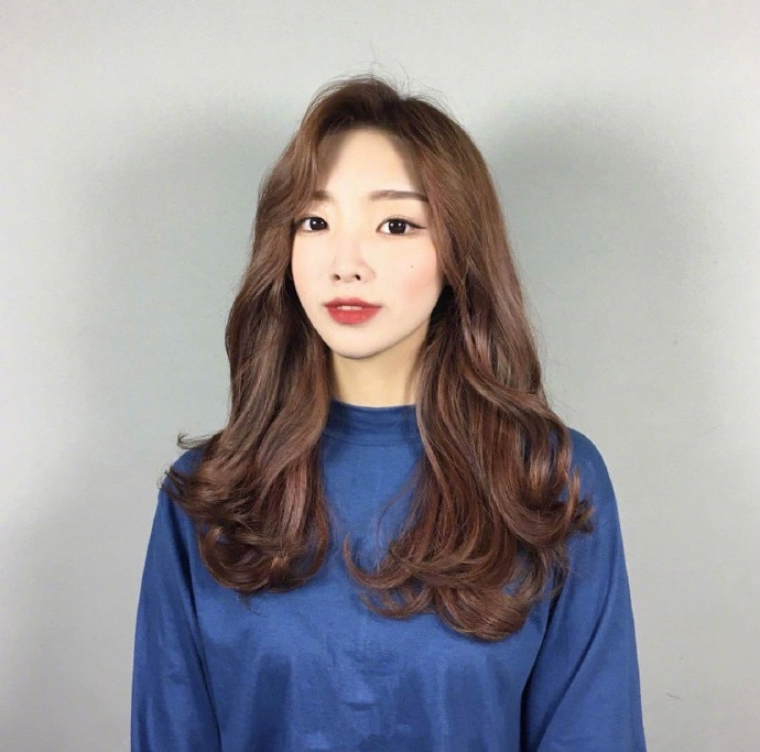 气质美女图片 温柔的长卷发发型图片参考