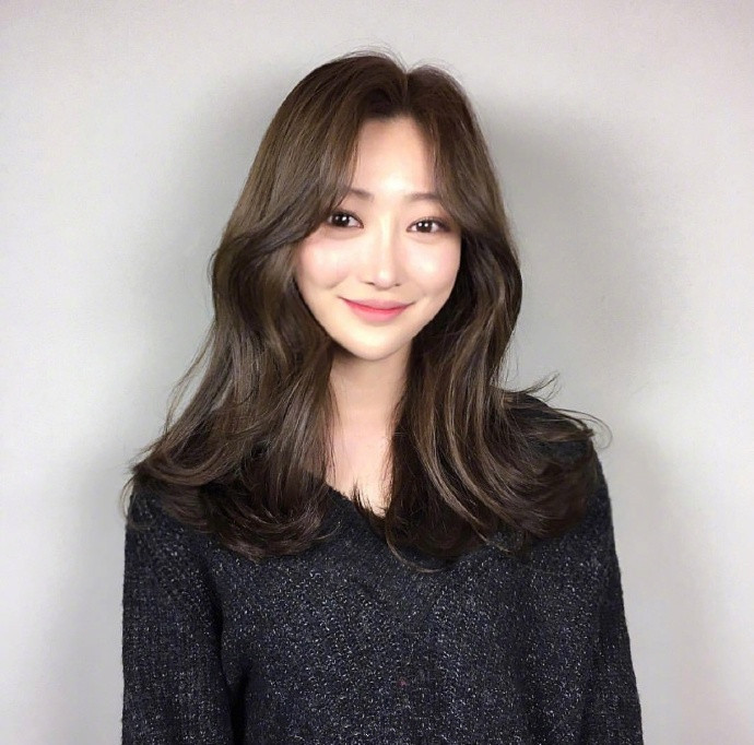 气质美女图片 温柔的长卷发发型图片参考
