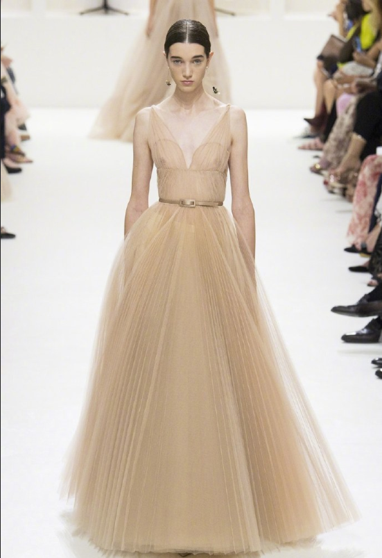 Dior 2018 Haute Couture藕粉色的仙女裙图片