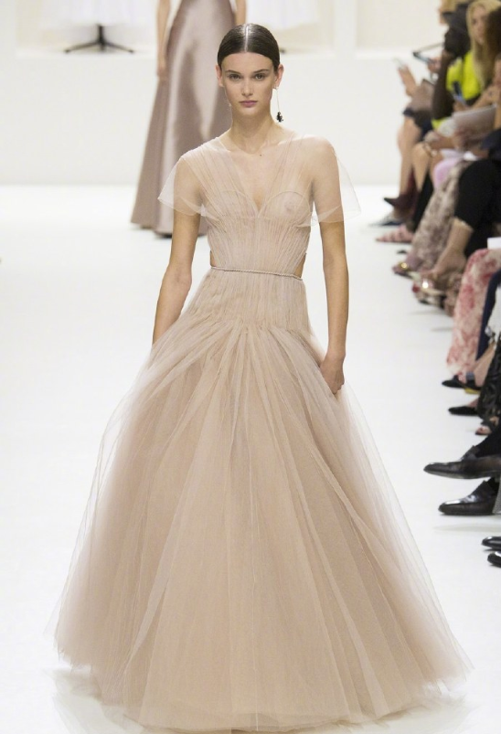 Dior 2018 Haute Couture藕粉色的仙女裙图片