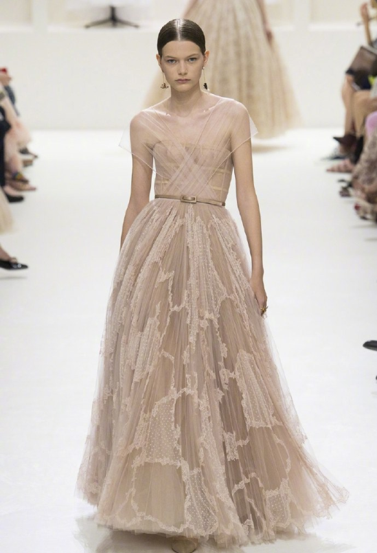 Dior 2018 Haute Couture藕粉色的仙女裙图片