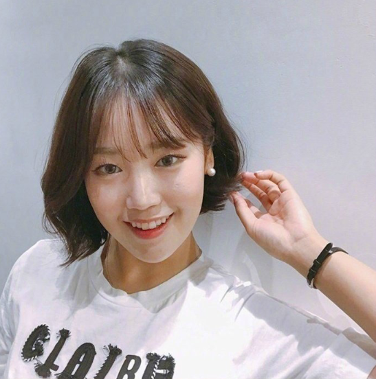 夏日清爽慵懒的微卷短发美女图片