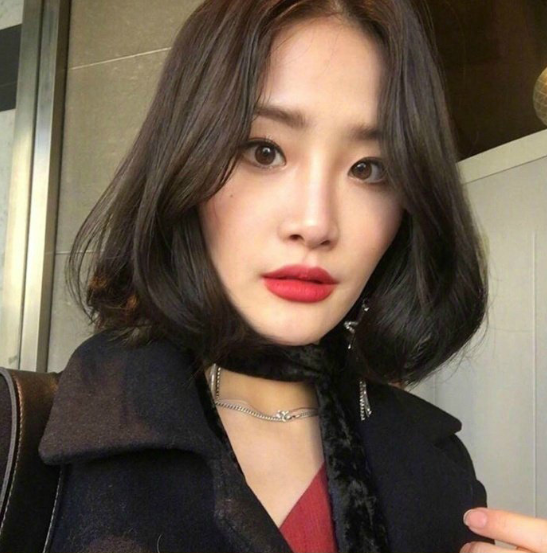 夏日清爽慵懒的微卷短发美女图片