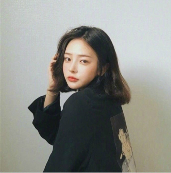 夏日清爽慵懒的微卷短发美女图片