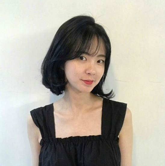 夏日清爽慵懒的微卷短发美女图片