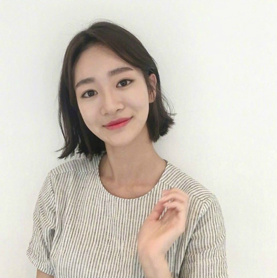夏日清爽慵懒的微卷短发美女图片