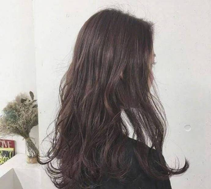 慵懒感微卷长发发型图片 女生背影图片