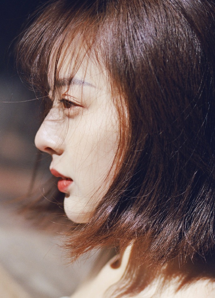 短发姑娘的白色婚纱图片